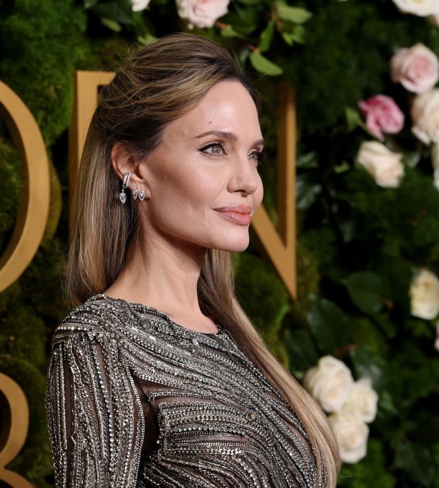 An incredible way to start the year with Angelina Jolie wearing @messika and @ara_vartanian to last night’s Golden Globe Awards. 

A huge thank you to @denagia ✨