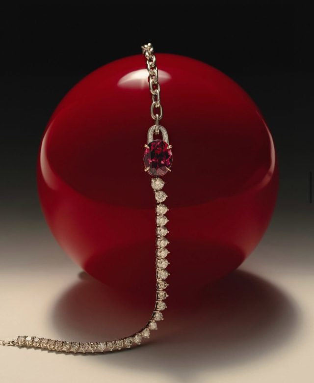 Ara Vartanian’s latest creations including the River Chain Necklace, with a rubellite from the Cruizero Mine, the Flare Ring set with a beautiful emerald and a rubellite bracelet ✨

@AraVartanian